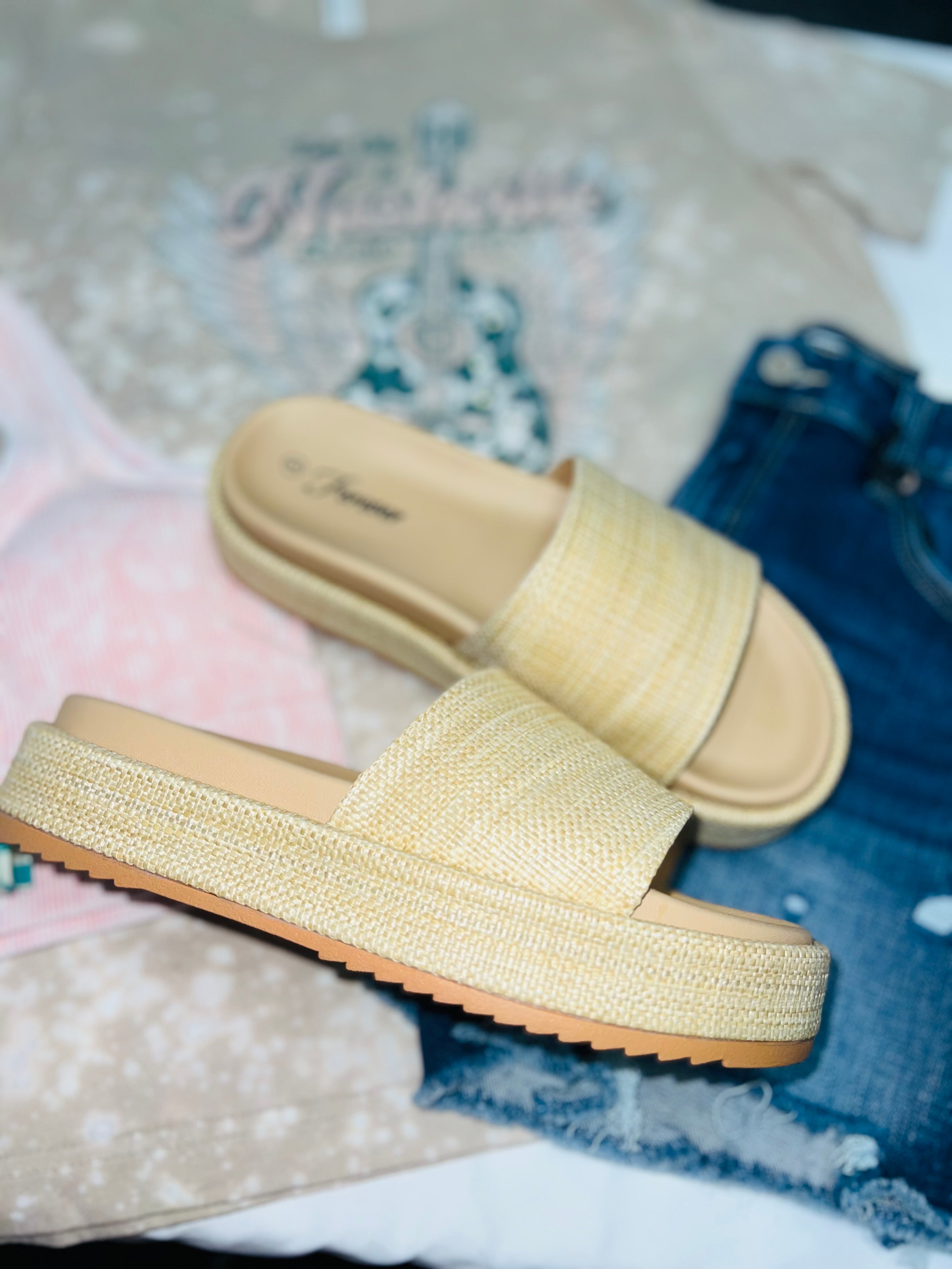 SALE! The Janie Platform Sandals (Raffia)(5-10)