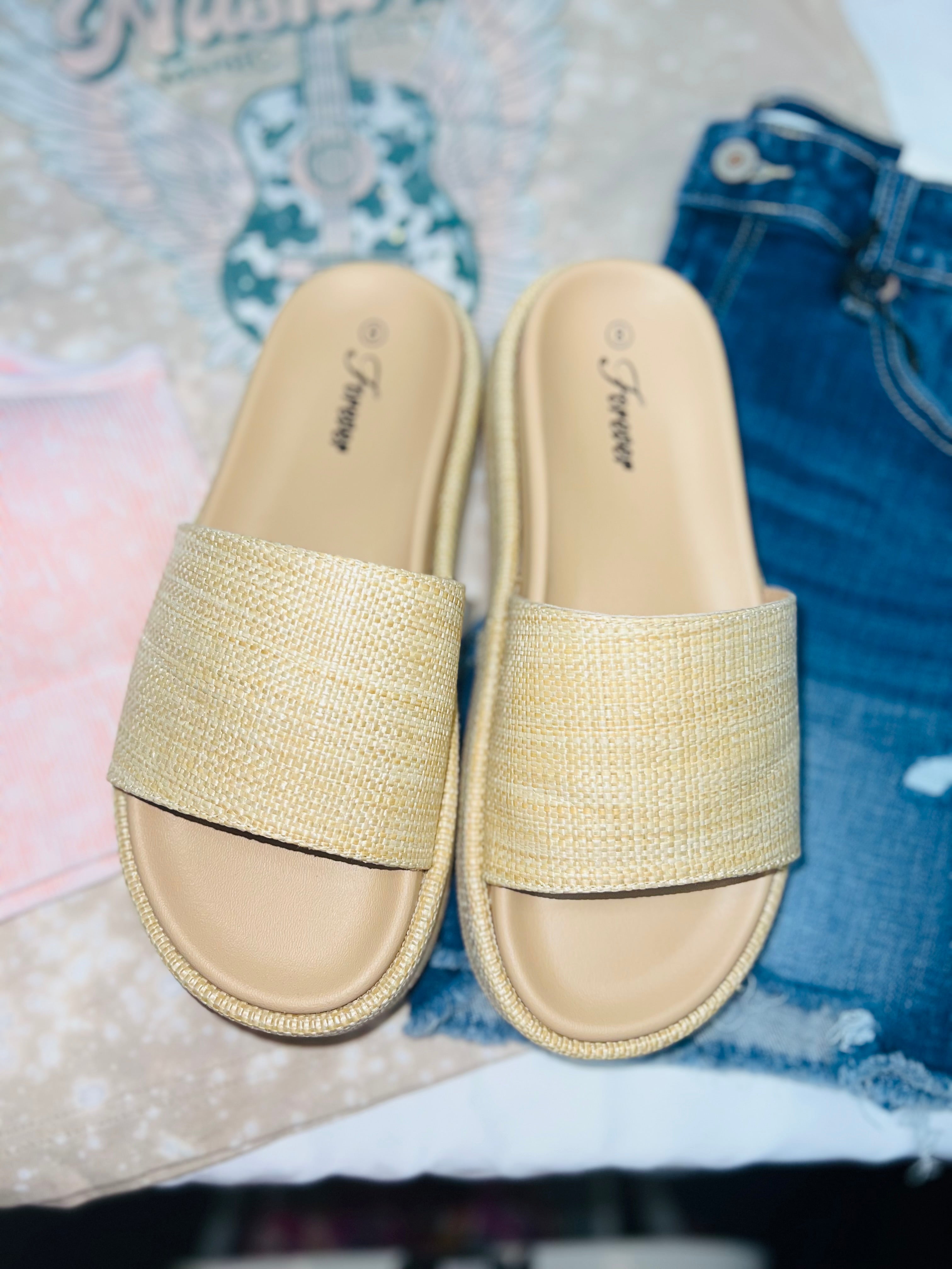 SALE! The Janie Platform Sandals (Raffia)(5-10)