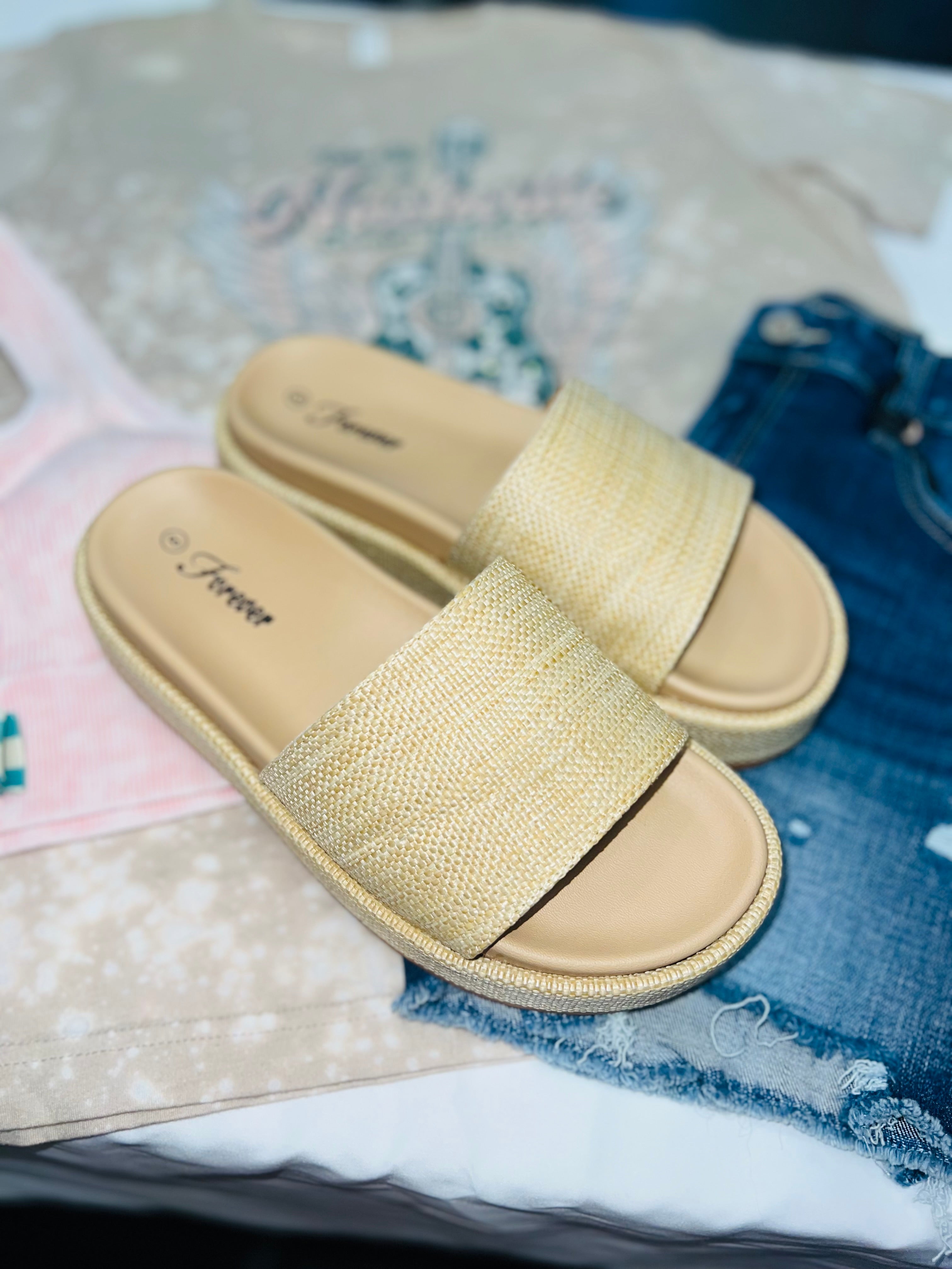 SALE! The Janie Platform Sandals (Raffia)(5-10)
